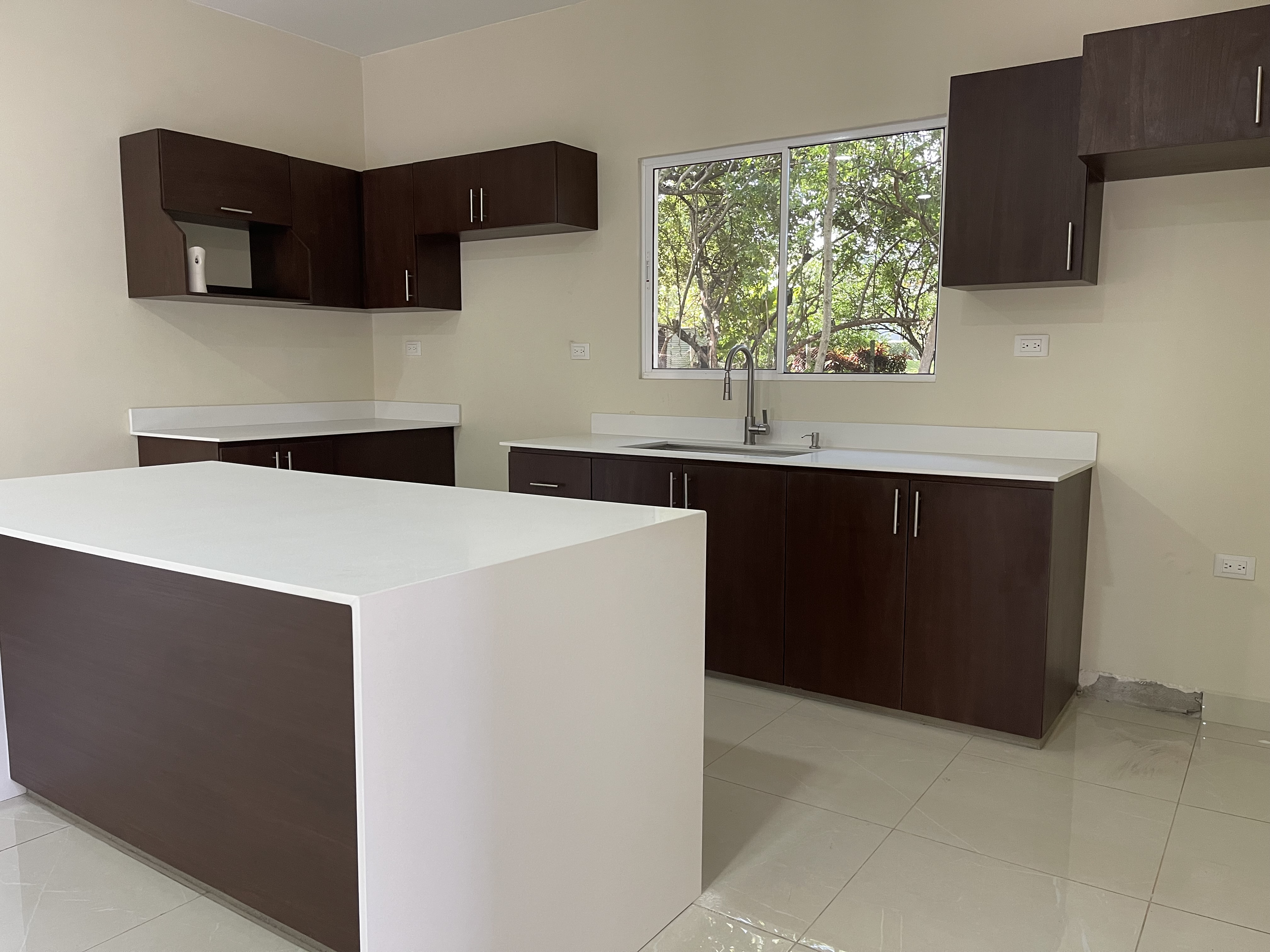 CASA NUEVA EN RESIDENCIAL PRIVADO KM 14 CARRETERA A MASAYA HACIA VERACRUZ NICARAGUA
