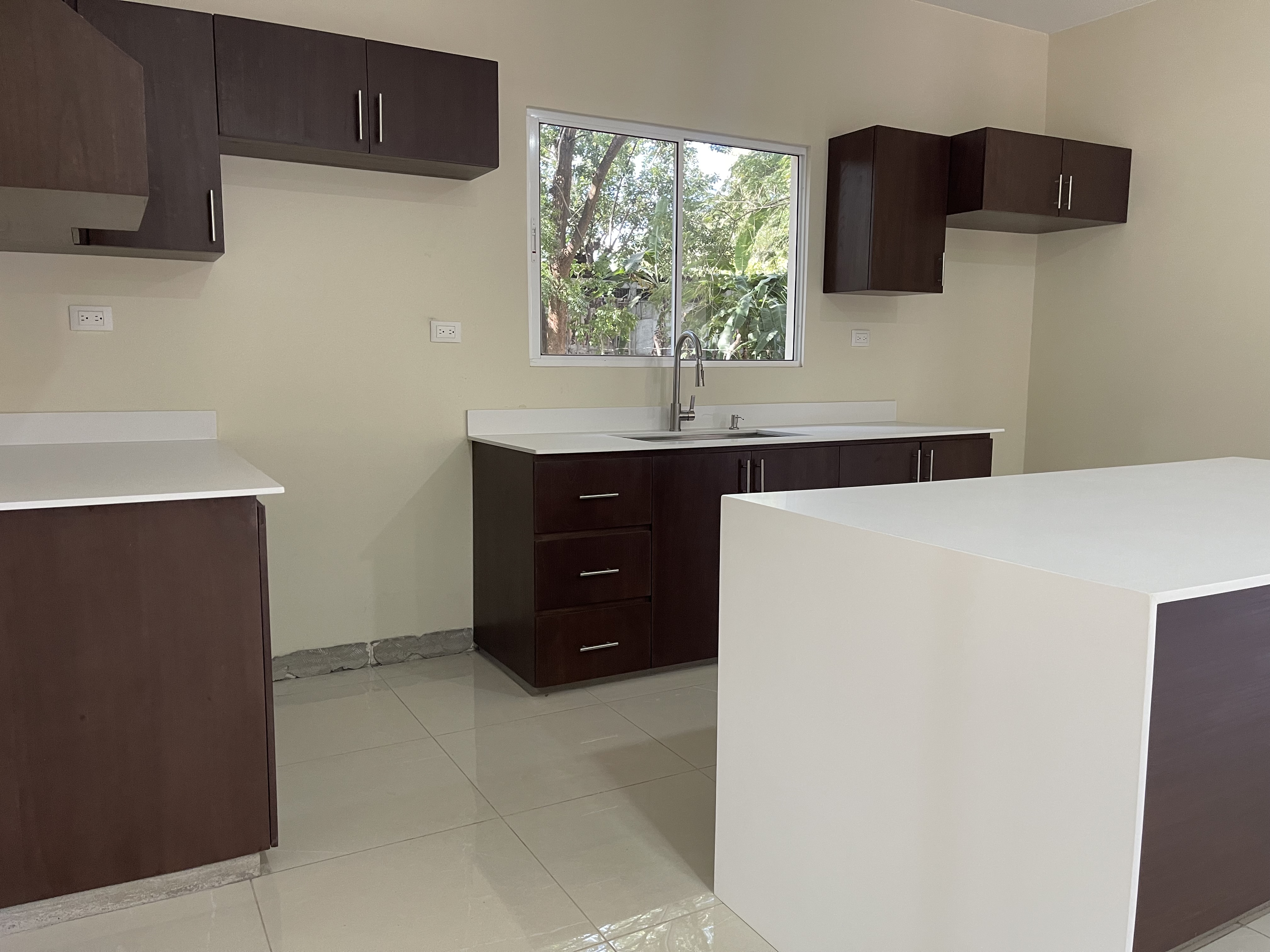 CASA NUEVA EN RESIDENCIAL PRIVADO KM 14 CARRETERA A MASAYA HACIA VERACRUZ NICARAGUA
