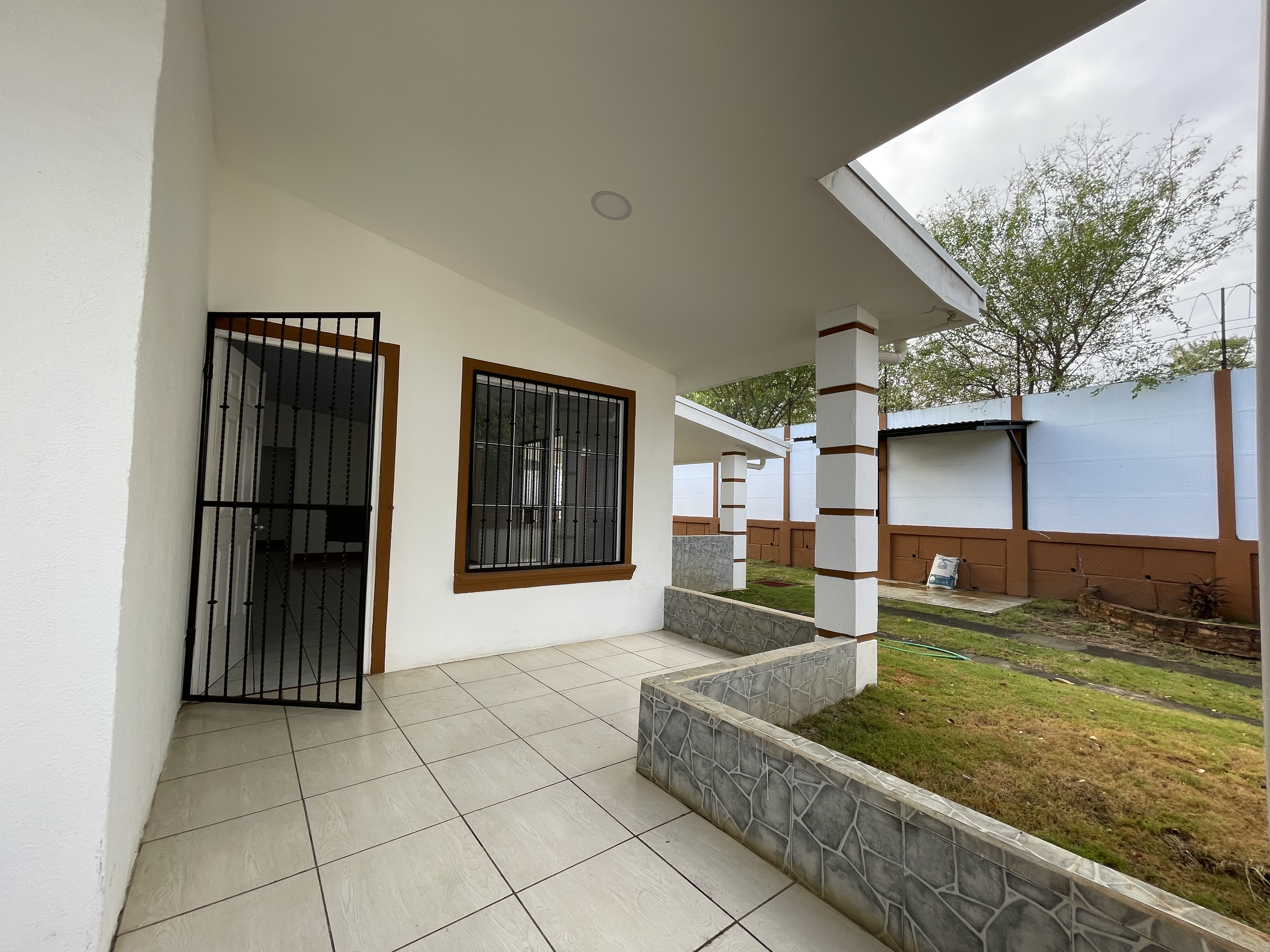 CASA EN VENTA DENTRO DE RESIDENCIAL EN KM 14 CARRETERA A MASAYA 3 KM HACIA VERACRUZ