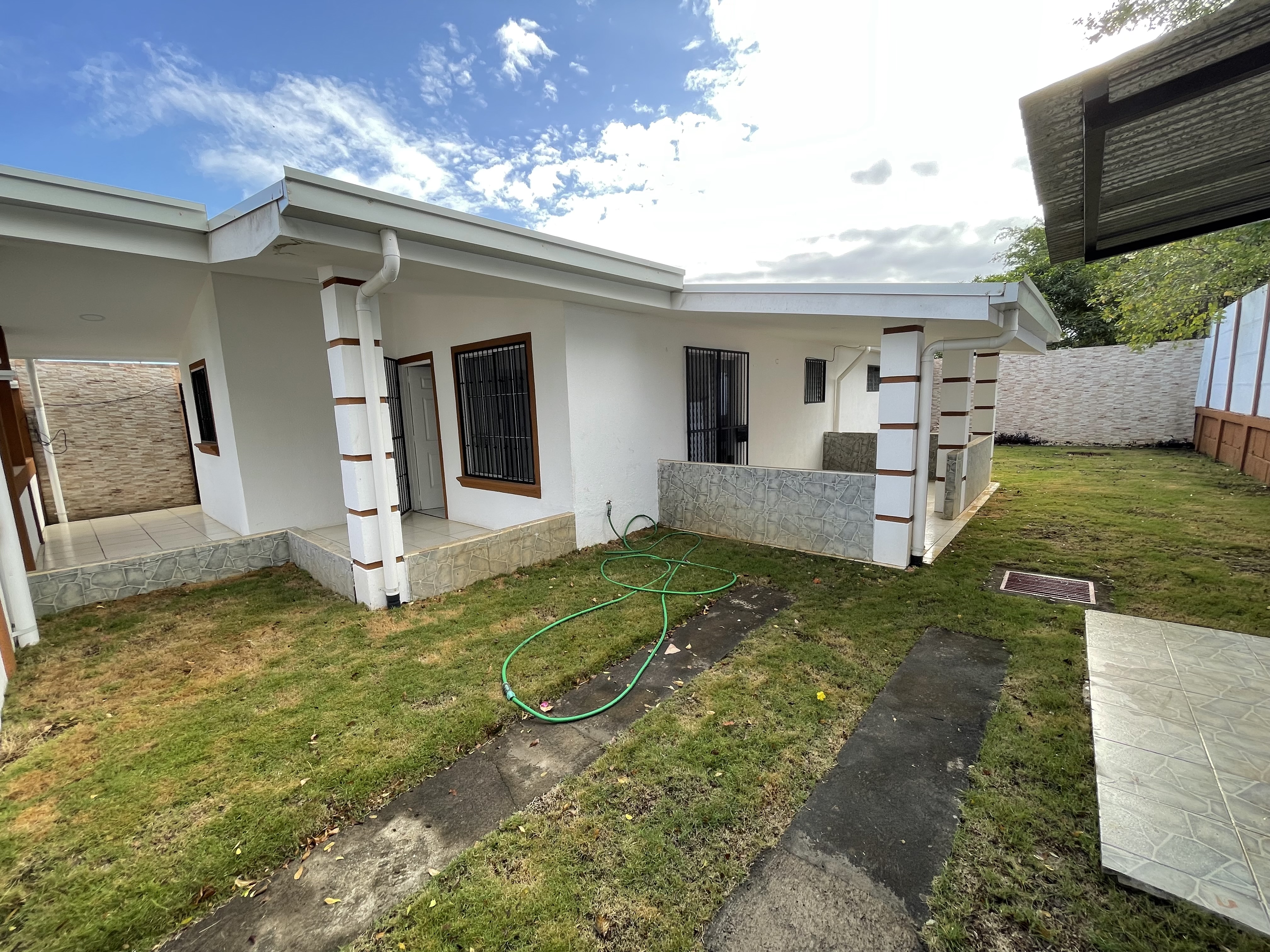 CASA EN VENTA DENTRO DE RESIDENCIAL EN KM 14 CARRETERA A MASAYA 3 KM HACIA VERACRUZ