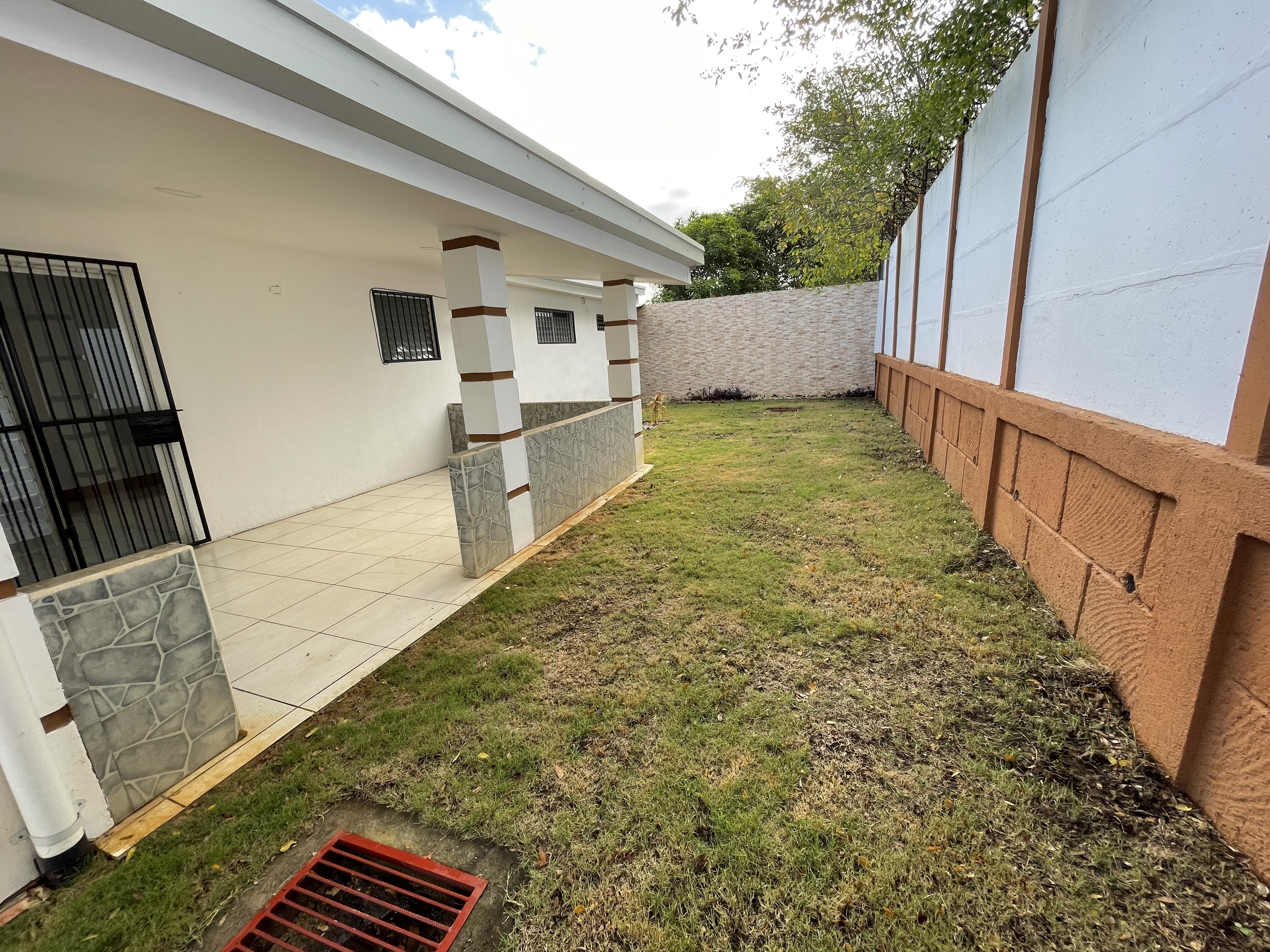 CASA EN VENTA DENTRO DE RESIDENCIAL EN KM 14 CARRETERA A MASAYA 3 KM HACIA VERACRUZ