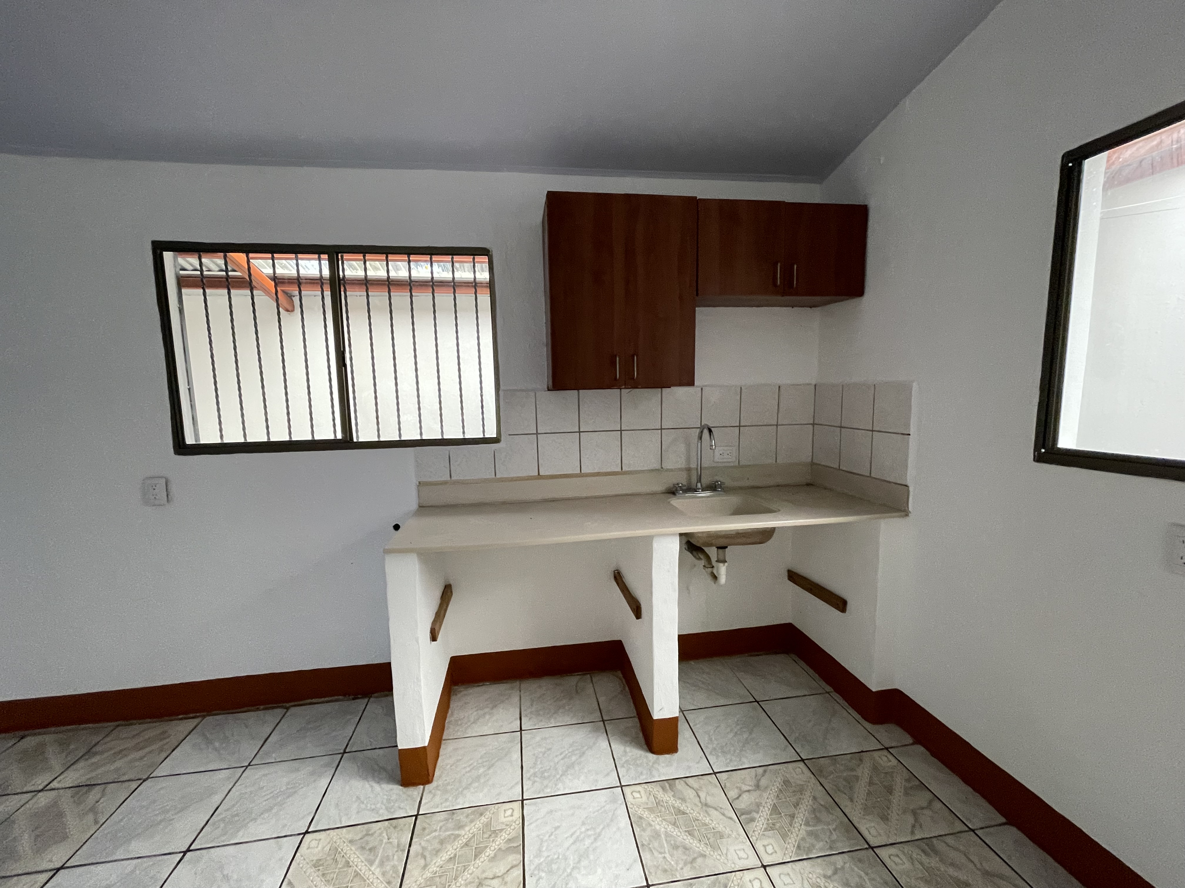 CASA EN VENTA DENTRO DE RESIDENCIAL EN KM 14 CARRETERA A MASAYA 3 KM HACIA VERACRUZ