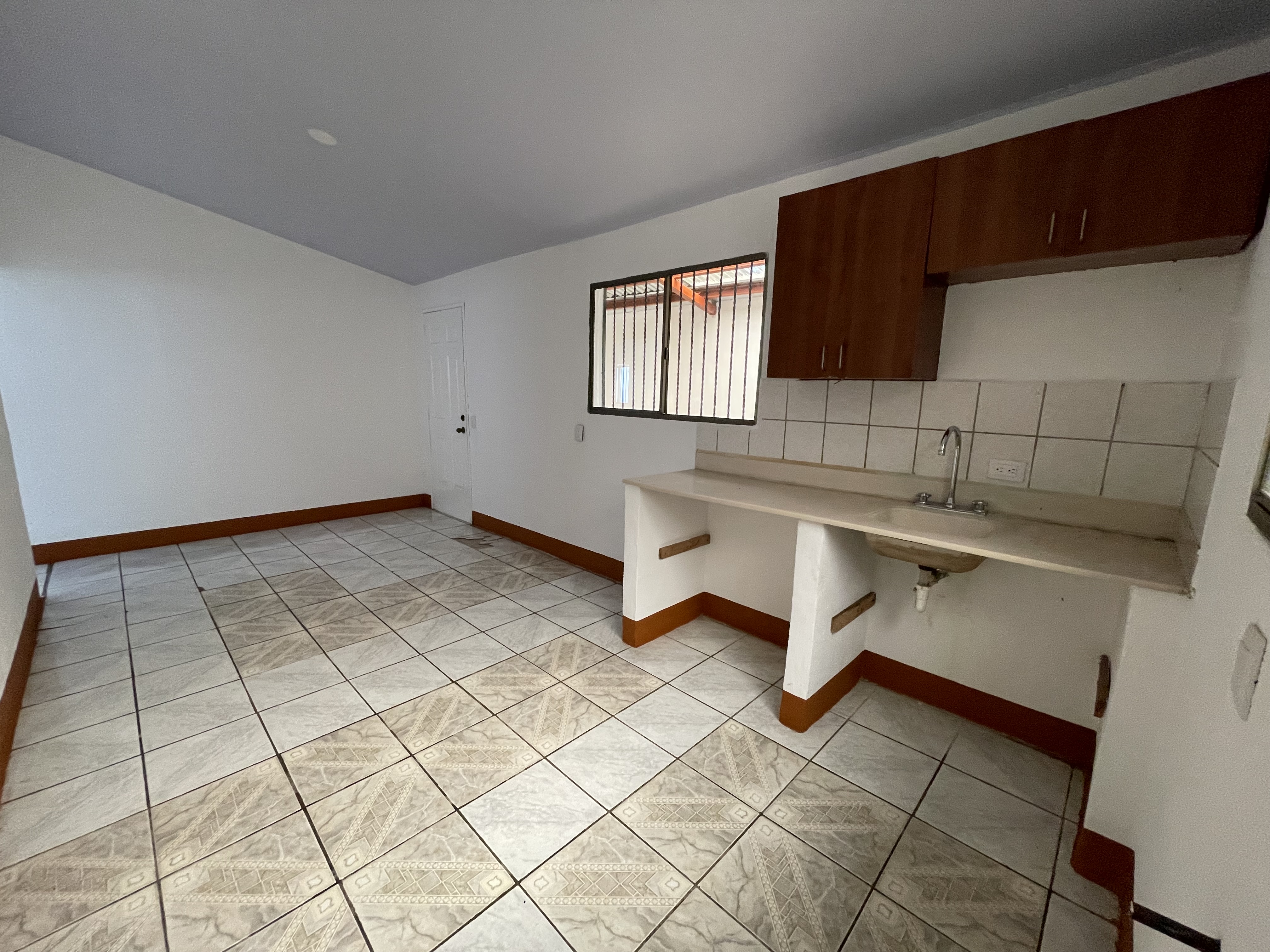 CASA EN VENTA DENTRO DE RESIDENCIAL EN KM 14 CARRETERA A MASAYA 3 KM HACIA VERACRUZ
