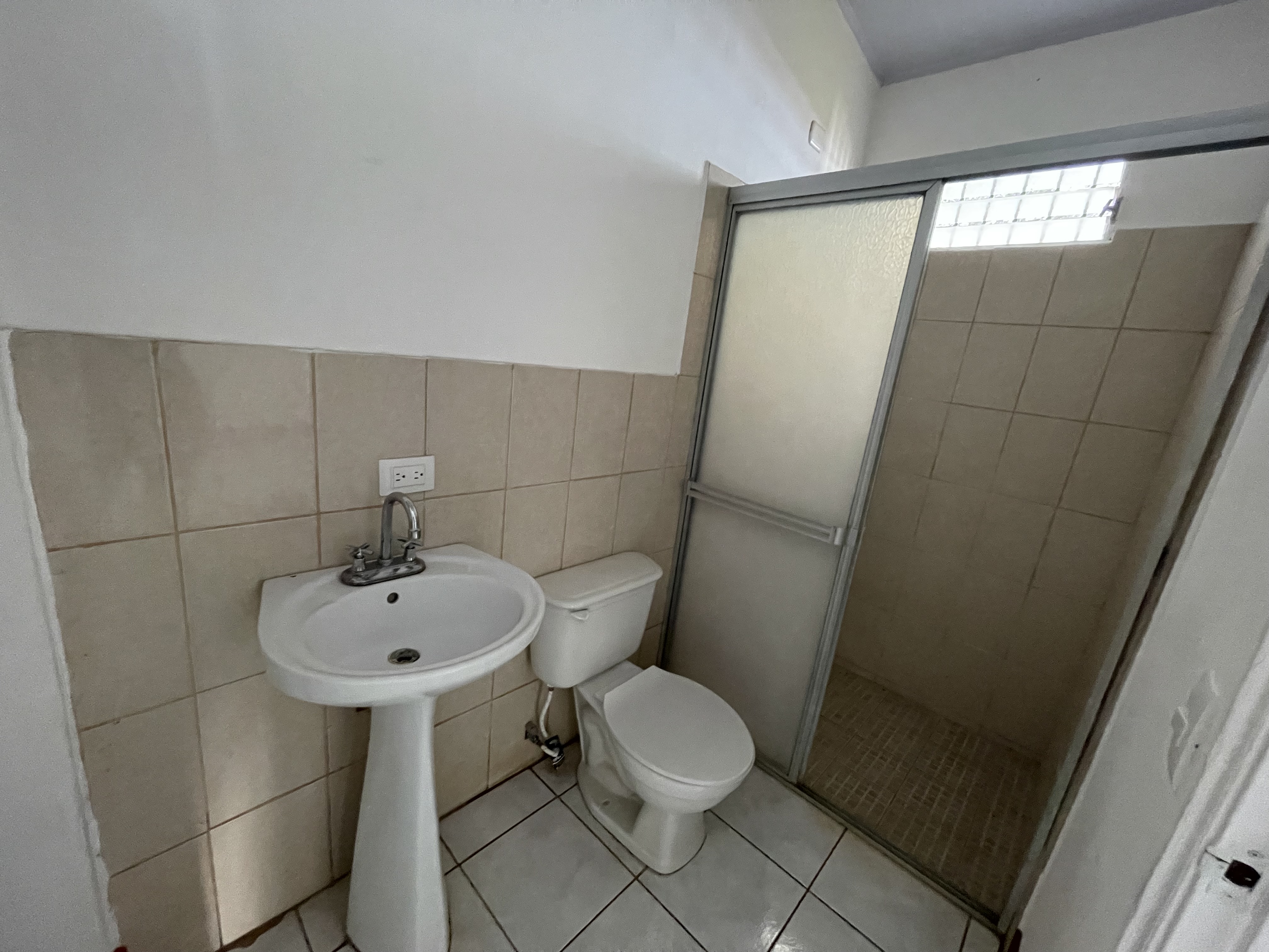 CASA EN VENTA DENTRO DE RESIDENCIAL EN KM 14 CARRETERA A MASAYA 3 KM HACIA VERACRUZ