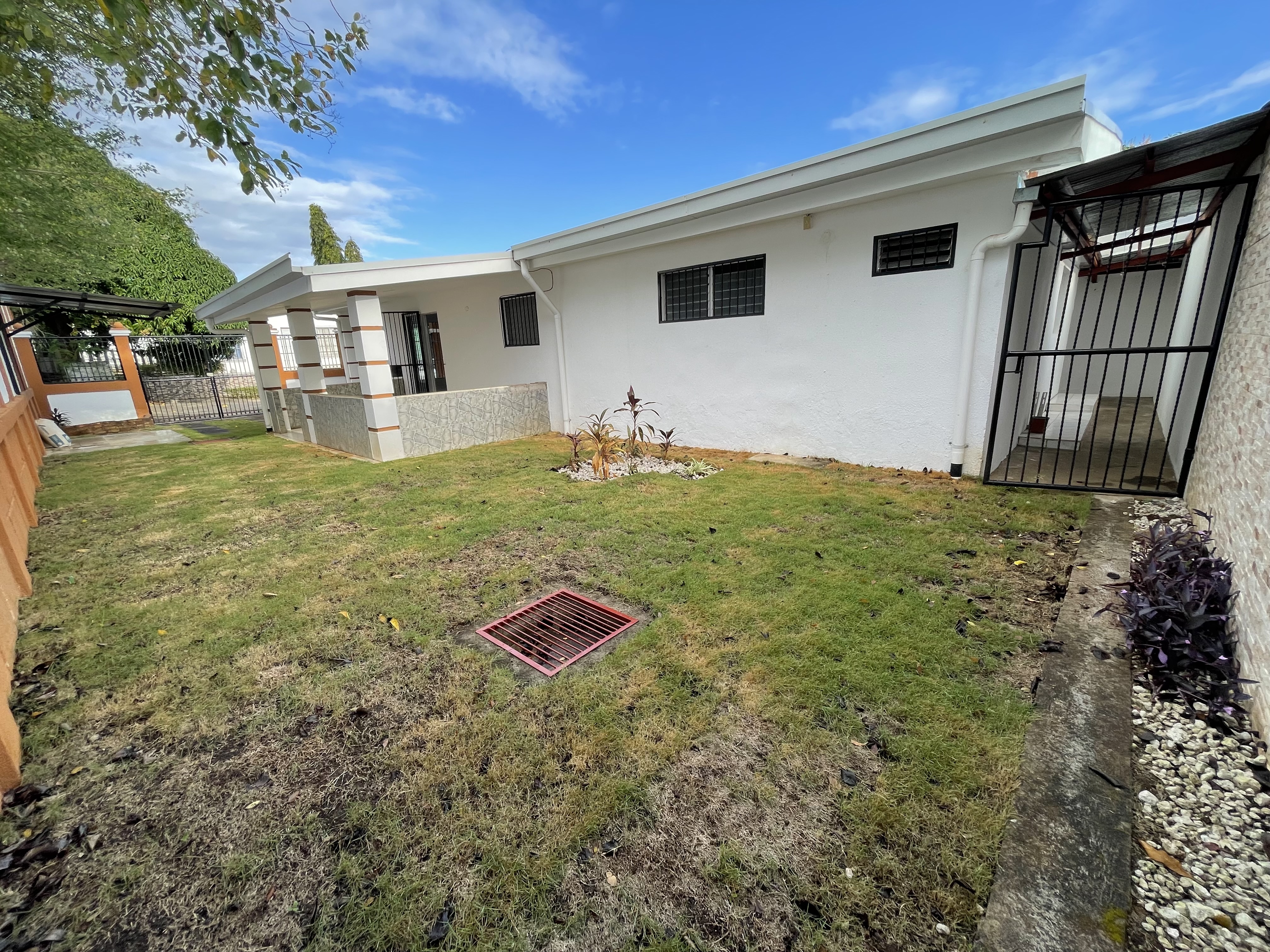 CASA EN VENTA DENTRO DE RESIDENCIAL EN KM 14 CARRETERA A MASAYA 3 KM HACIA VERACRUZ