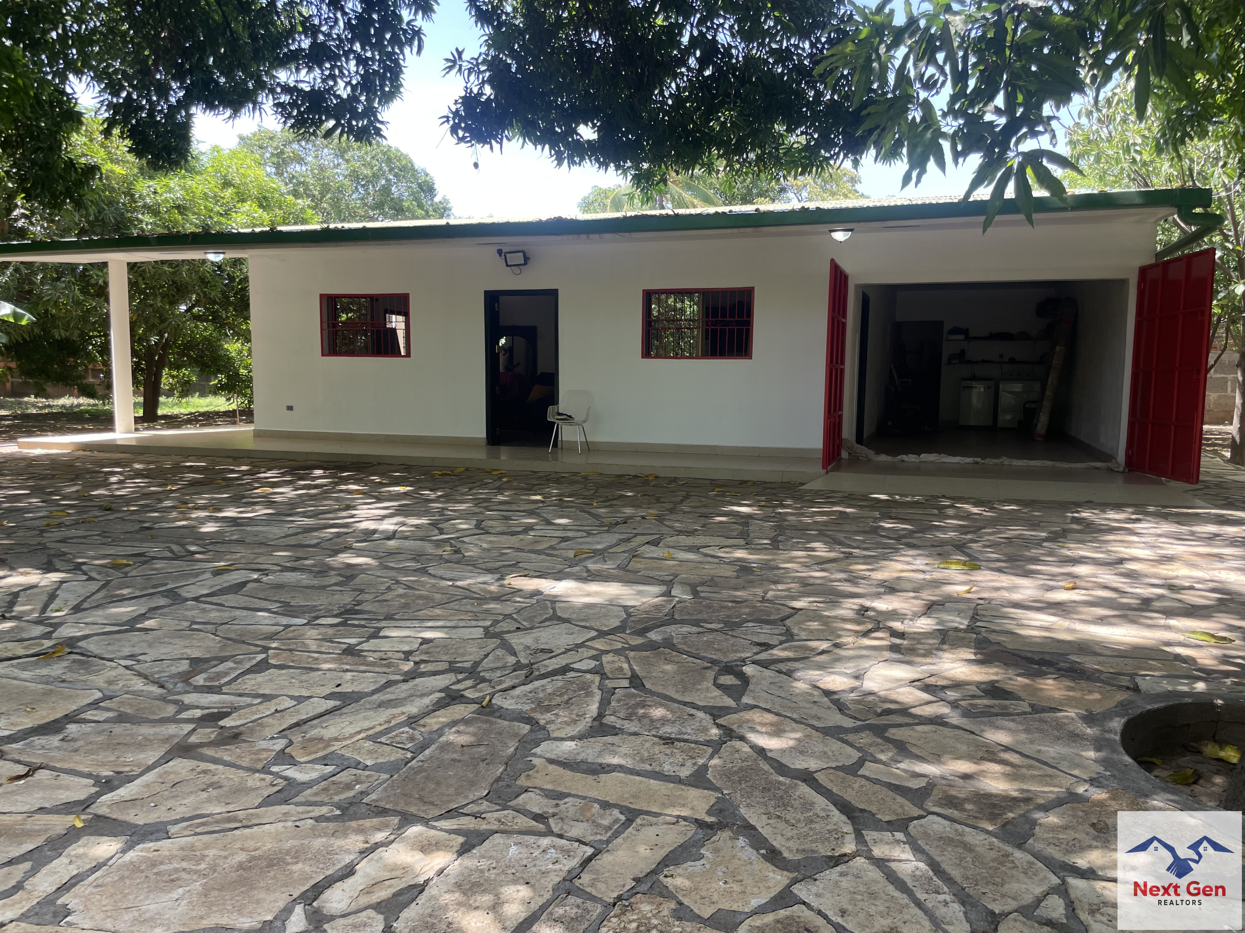 CASA EN VENTA ESTILO QUINTA EN NAGAROTE
