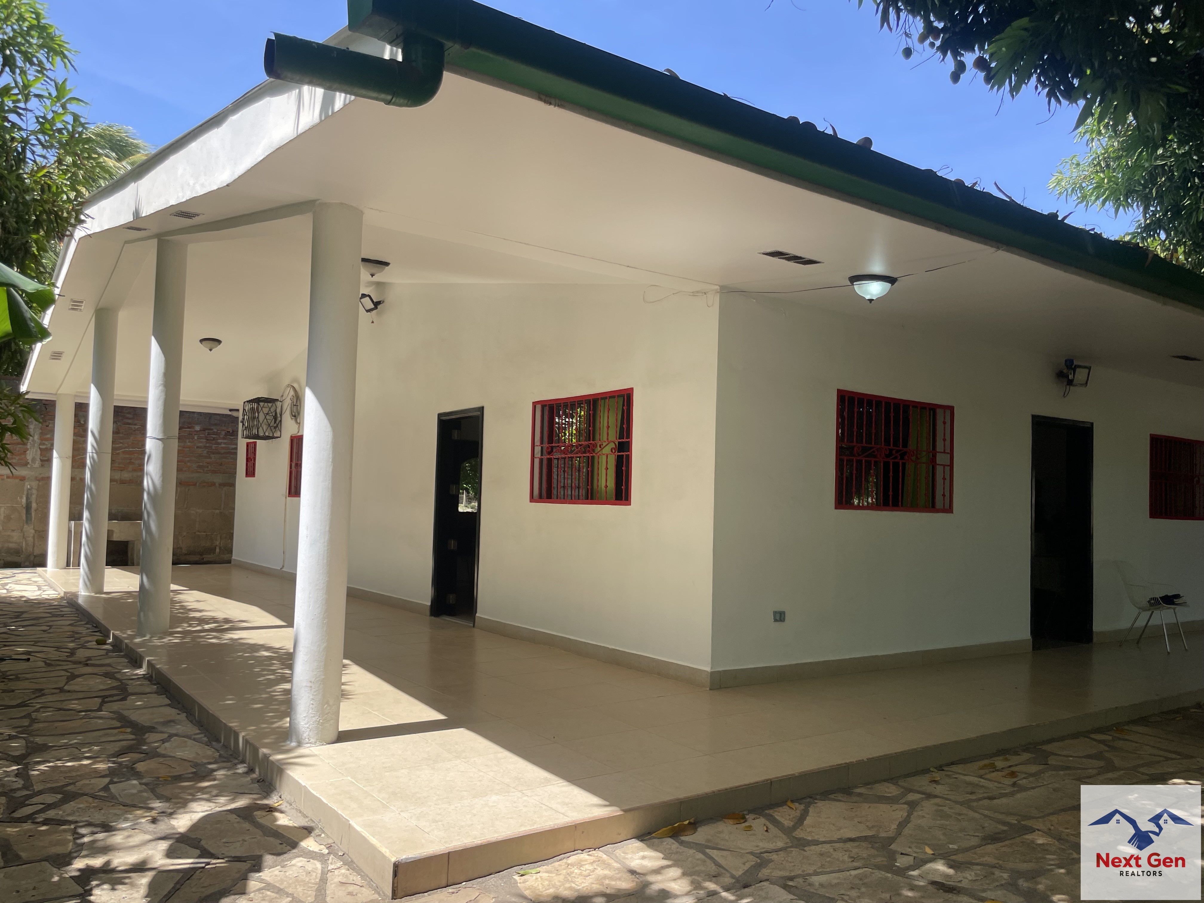 CASA EN VENTA ESTILO QUINTA EN NAGAROTE