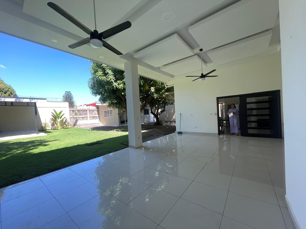 ELEGANTE Y AMPLIA CASA EN VENTA EN RESIDENCIAL PRIVADO CERCA DE LA ROTONDA TICUANTEPE