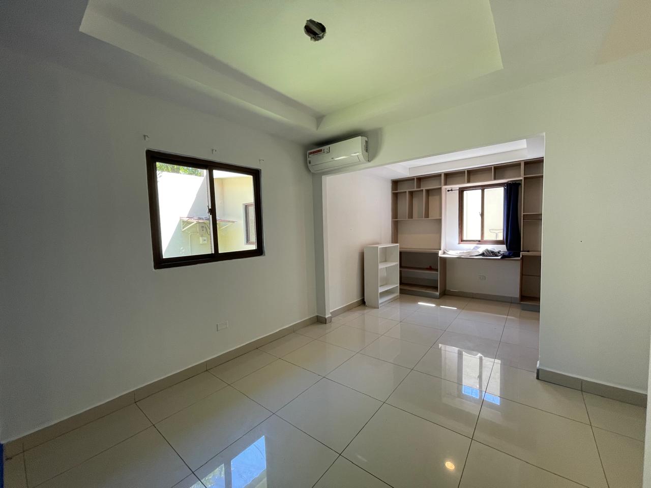 ELEGANTE Y AMPLIA CASA EN VENTA EN RESIDENCIAL PRIVADO CERCA DE LA ROTONDA TICUANTEPE