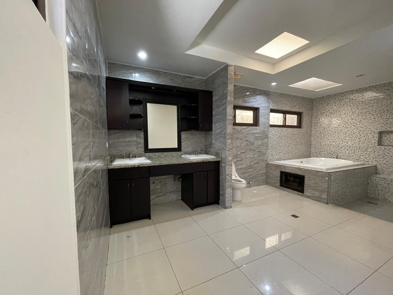 ELEGANTE Y AMPLIA CASA EN VENTA EN RESIDENCIAL PRIVADO CERCA DE LA ROTONDA TICUANTEPE