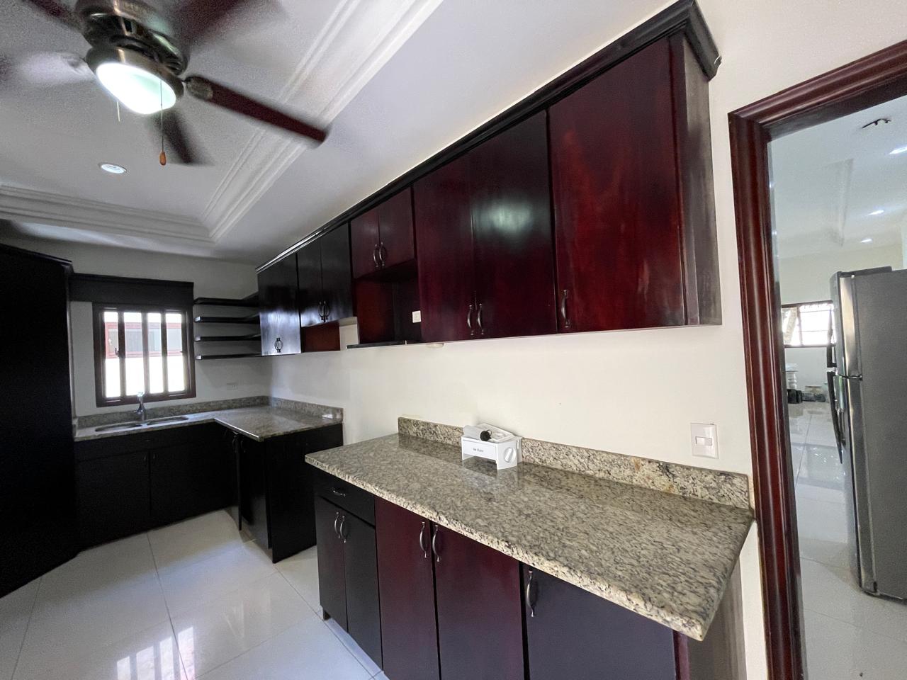 ELEGANTE Y AMPLIA CASA EN VENTA EN RESIDENCIAL PRIVADO CERCA DE LA ROTONDA TICUANTEPE