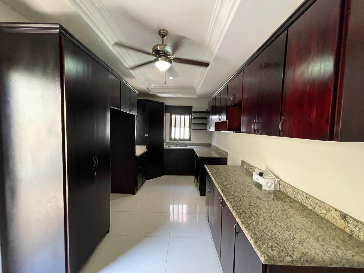 ELEGANTE Y AMPLIA CASA EN VENTA EN RESIDENCIAL PRIVADO CERCA DE LA ROTONDA TICUANTEPE
