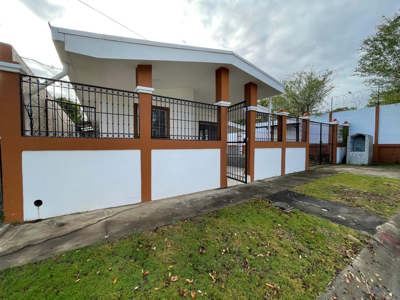 CASA EN VENTA DENTRO DE RESIDENCIAL EN KM 14 CARRETERA A MASAYA 3 KM HACIA VERACRUZ